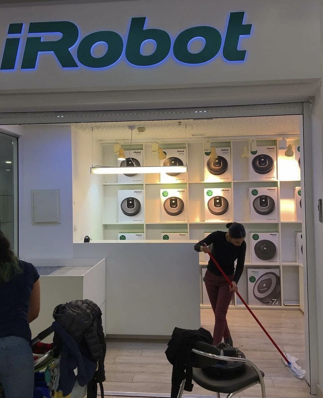 Limpian con trapeador una tienda de aspiradoras robóticas y deja varias lecciones de marketing en el punto de venta 1 E9knKdCXMAsmZMP