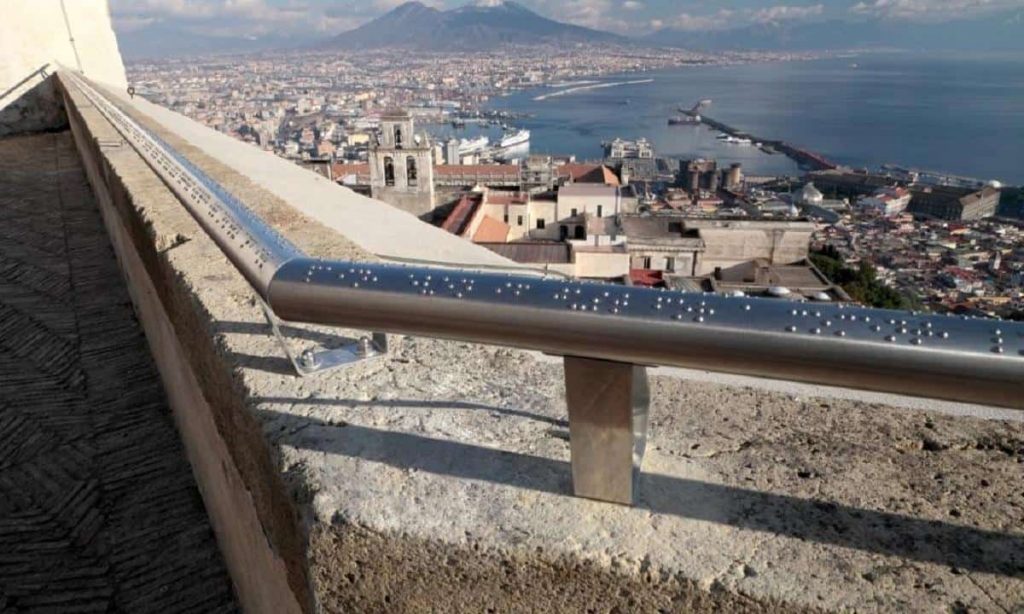 corrimano napoli 1580727633909.jpg castel sant elmo corrimano braille con panorama di napoli 1
