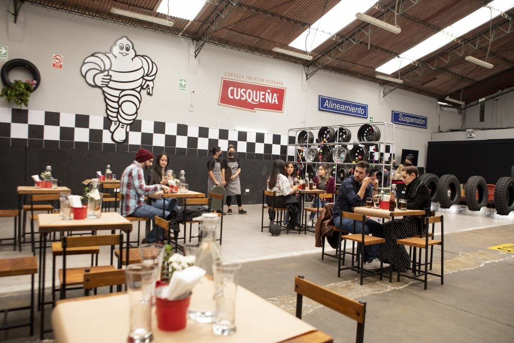 Cusqueña junto a ganador peruano de Estrella Michelin abre restaurante pop up en una llantería 5 A6234 1