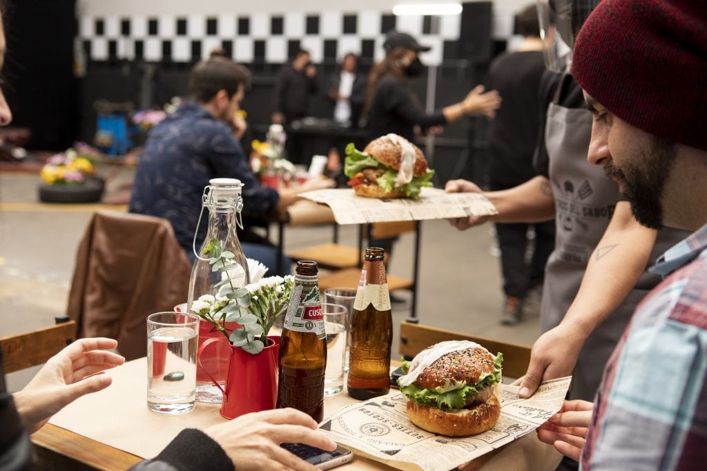 Cusqueña junto a ganador peruano de Estrella Michelin abre restaurante pop up en una llantería 9 A6385 1