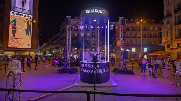 OOH: Samsung recurre al contorsionismo para dar promoción su nuevo celular plegable 3 IMAGEN BELEN