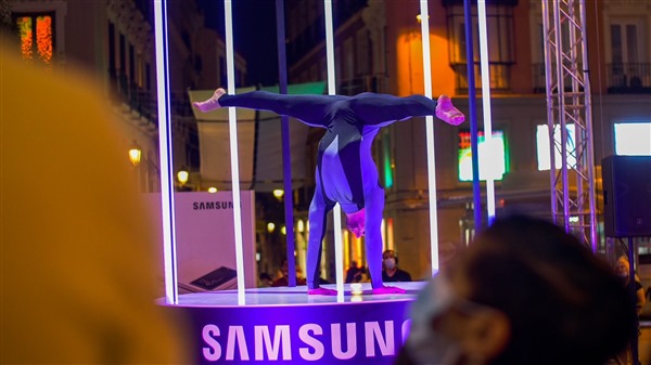 OOH: Samsung recurre al contorsionismo para dar promoción su nuevo celular plegable 2 IMAGEN DANIEL 3