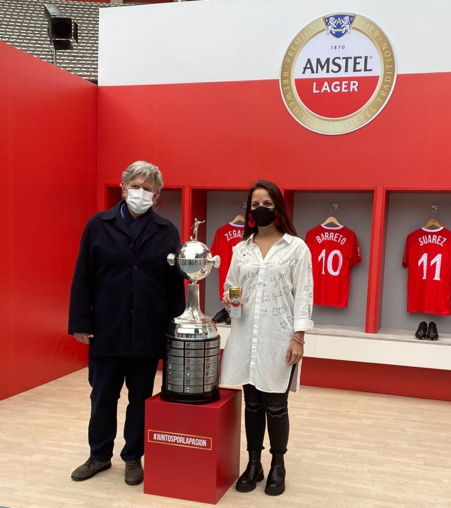Amstel regresó el trofeo de la Conmebol Libertadores al Perú 3 amstel libertadores camila gonzales y carlo tonani camusso gerente general de la joyeria camusso