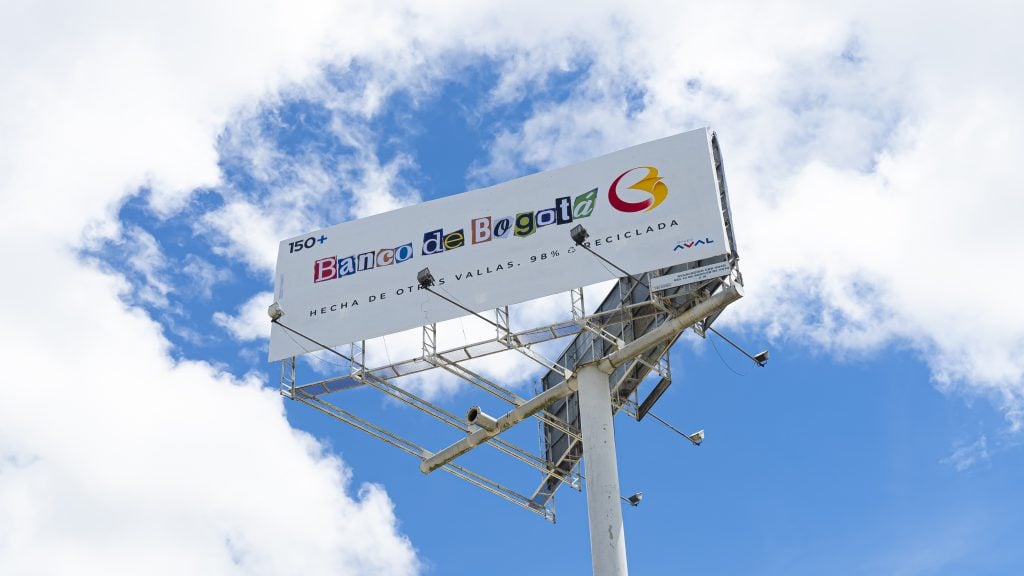 OOH: banco colombiano instaló circuito de vallas que descontaminan el aire 2 banco bogota valla2