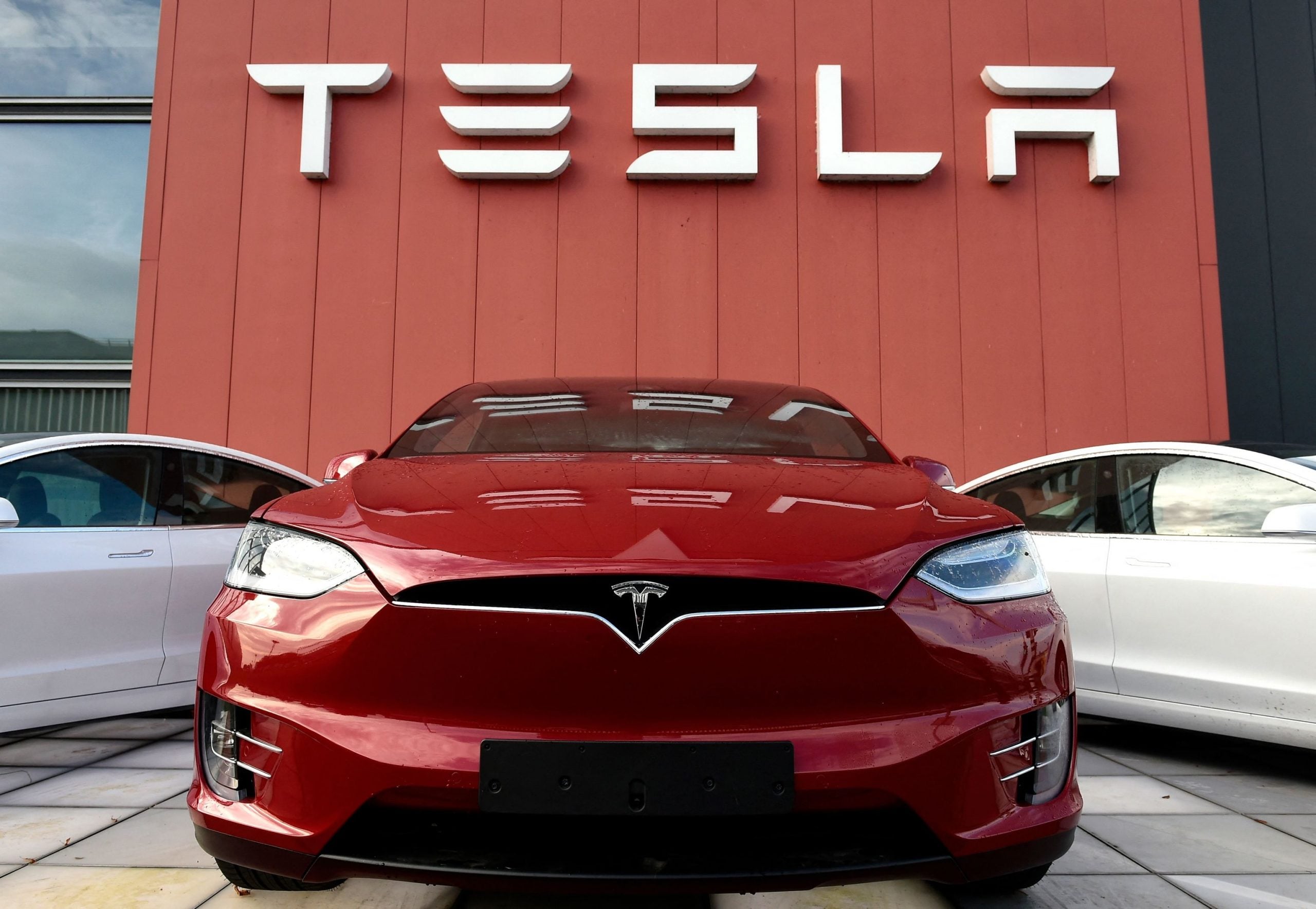 Tesla supera el US$1 billón en la bolsa tras la venta de 100 000 vehículos eléctricos 1 16347723285299 scaled