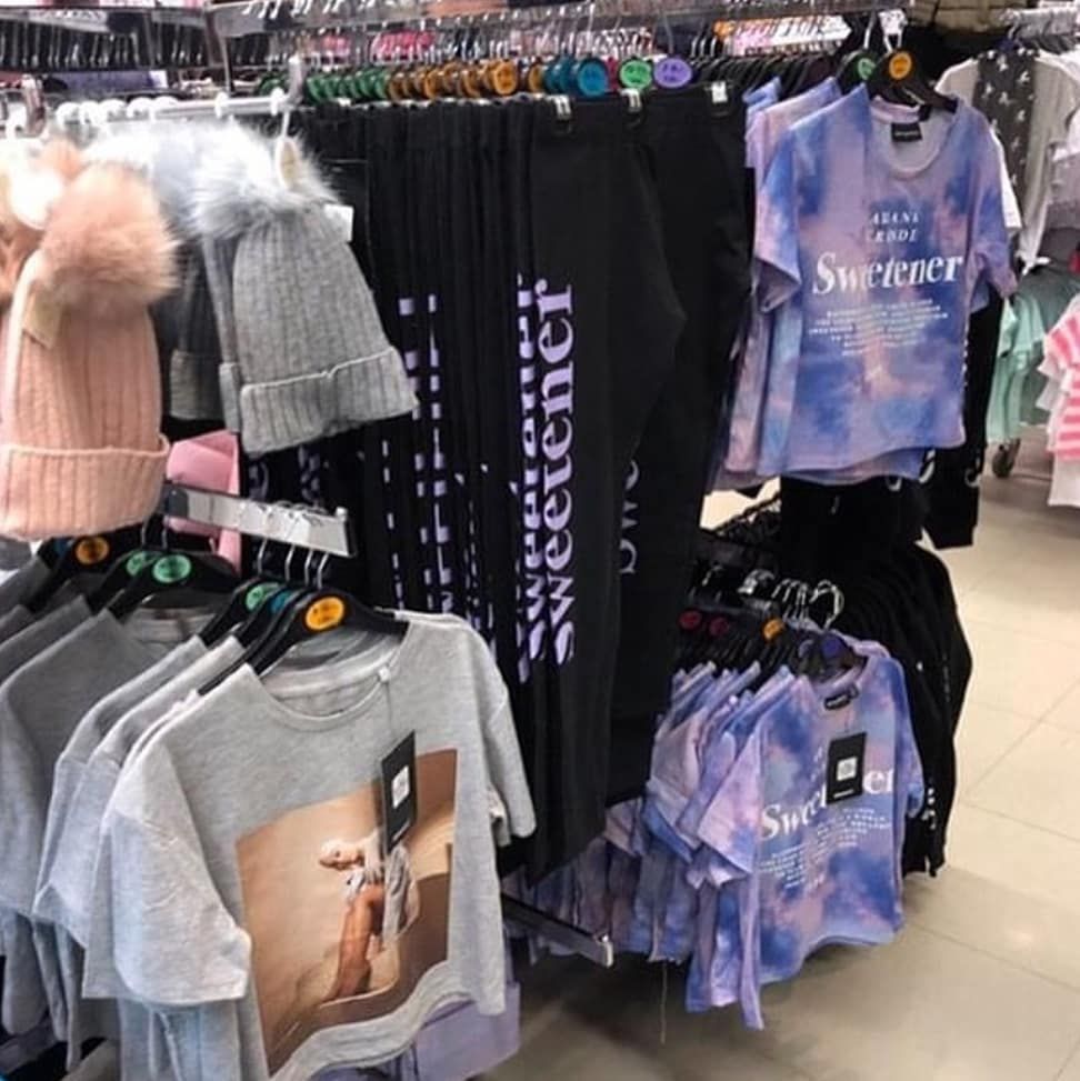 ¿Cómo los influencers utilizan el merchandising para capitalizar su fama online? 2 aaa 1