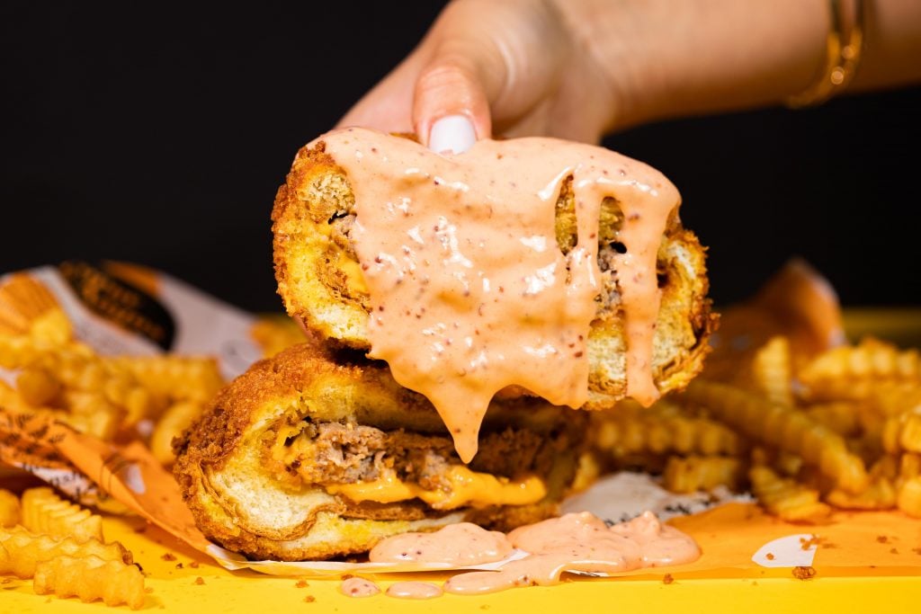Melt Burger lanza la primera hamburguesa Deep-Fried del Perú 2 crunchy melt hamburguesa