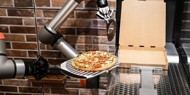 Así funciona la primera pizzería del mundo operada 100% por robots 3 1430789 le robot pazzi confectionne tout seul des pizzas 750x375 1