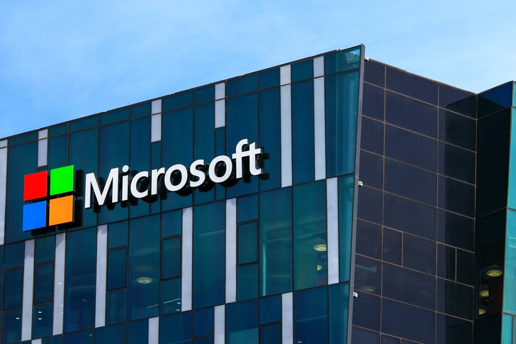 Microsoft reta a Facebook al crear su propio metaverso 1 BeFunky collage 2021 11 04T182403.667