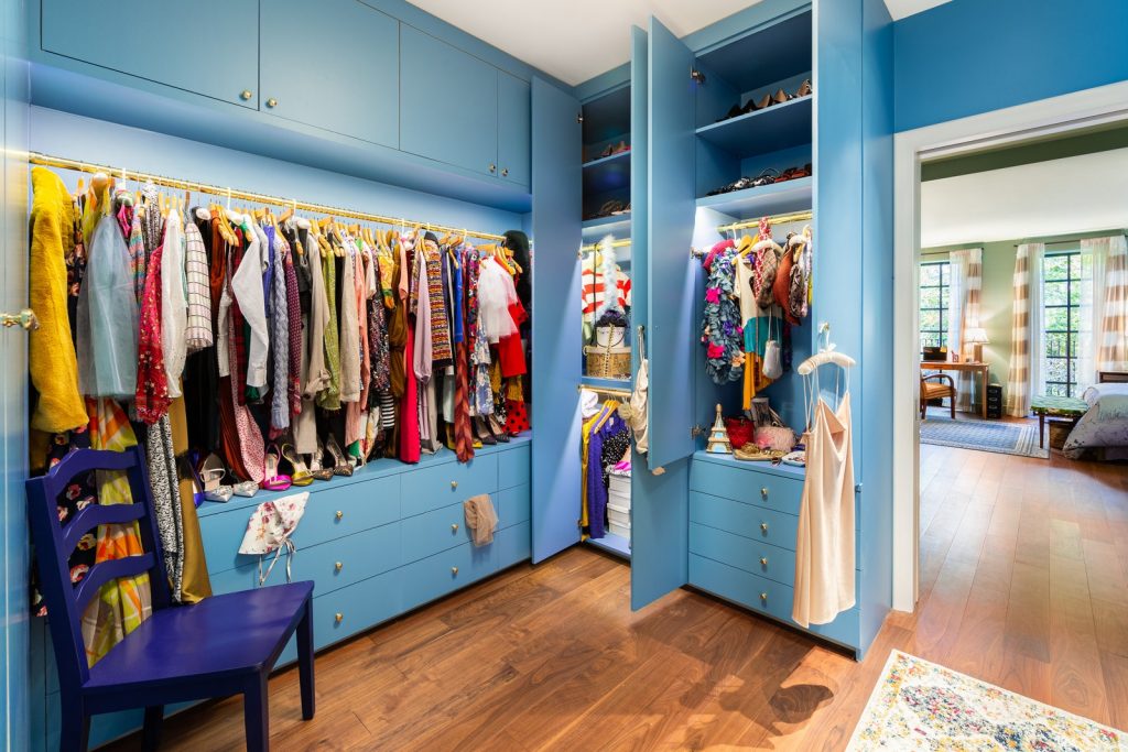 Airbnb alquila el departamento de Carrie Bradshaw de Sex and the City 3 Sex and the City Airbnb 11 Closet Credit Kate Glicksberg