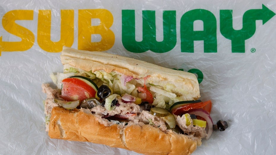 Subway a tribunales: encuentran pollo, cerdo y res en su mezcla "100 % de atún" 1 subway tuna sandwich
