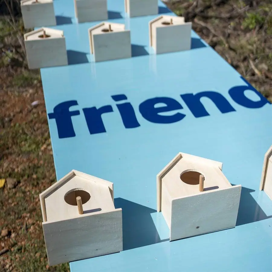 Centro comercial convierte sus vallas publicitarias en casas para aves 3 valla pajaros portal de la marina 06