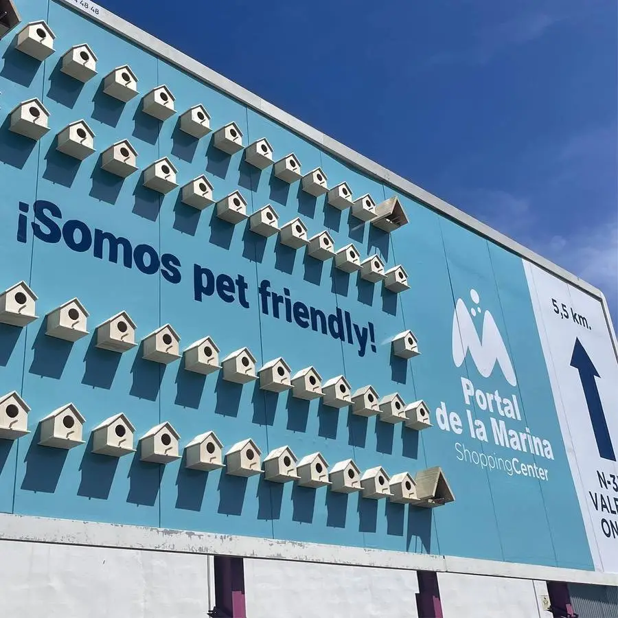 Centro comercial convierte sus vallas publicitarias en casas para aves 2 valla pajaros portal de la marina 07