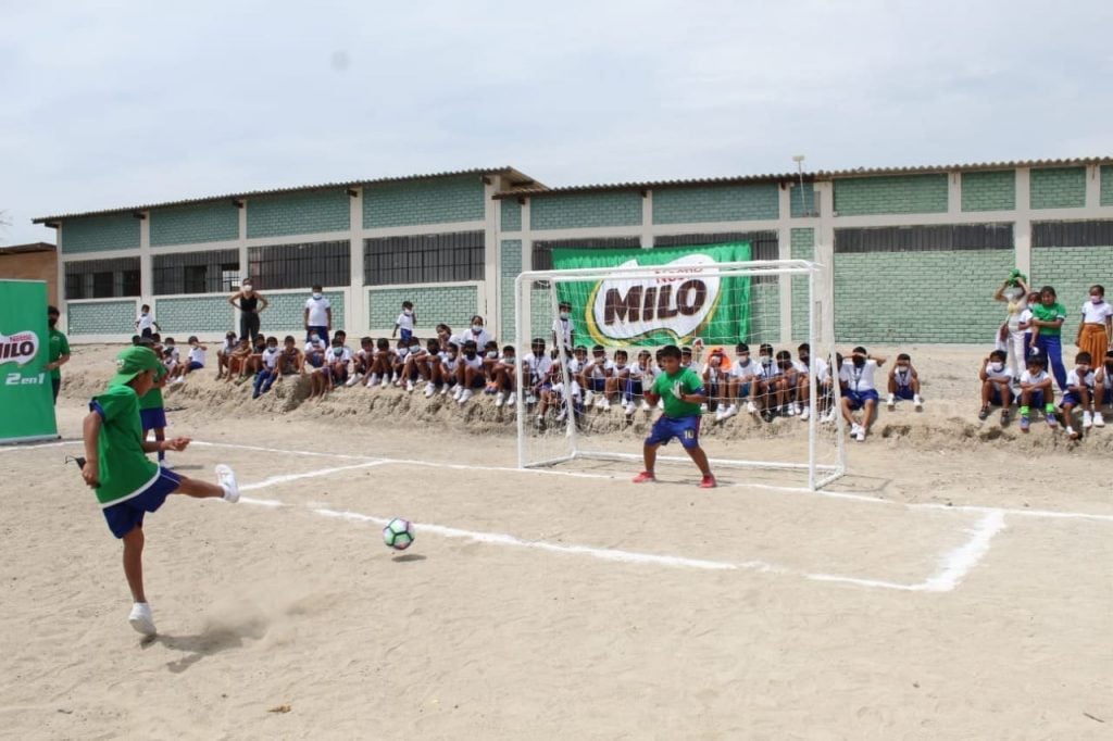427910 MILO EQUIPA A COLEGIO EN PIURA FUTBOL e8bc45 original 16515034742 1