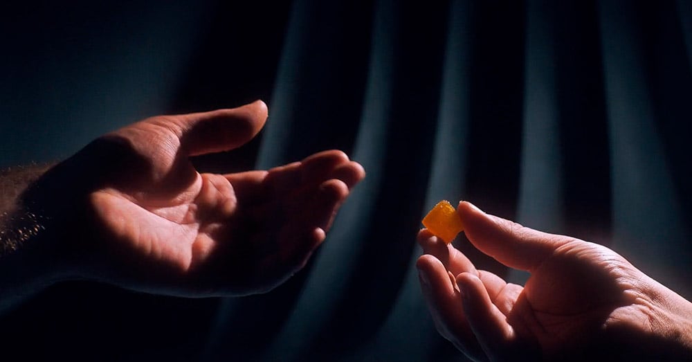 Marca de cannabis se inspira en anuncios de perfumes caros para promocionar comestibles 1 marca de Cannabis Cheeba Chews