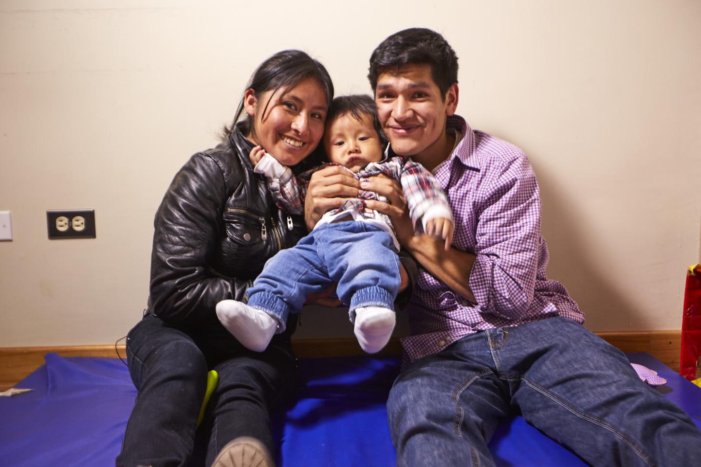 Diageo ofrece licencia parental igualitaria de más de 6 meses para promover “En Diageo creemos que la verdadera igualdad de género en el trabajo requiere cambios fundamentales en las prácticas laborales, que incluyen las políticas y normas culturales en torno a la licencia parental”, Matilde Scaravelli, gerente de Recursos Humanos de Diageo para el Cono Sur. No es ningún secreto que el viaje progresivo hacia la equidad de oportunidades y derechos de género ya despegó para la sociedad y muchas empresas a nivel mundial. En este Día del Padre, Diageo recuerda la importancia de una crianza compartida, el valor de la figura paterna dentro del cuadro familiar y da a conocer su innovadora política laboral en la que ofrece una licencia parental totalmente igualitaria para hombres y mujeres sin importar el tiempo que llevan trabajando en la compañía o su cargo. Para los especialistas en psicología del desarrollo humano, el padre que cambia los pañales, se levanta en las noches a atender el llanto o baña a su recién nacido no es un padre que ayuda, sino uno que ejerce su rol parental. Se acostumbra asumir que la crianza durante los primeros meses o años es primordialmente tarea de la madre, por ser quien cultiva un “vínculo especial”, gestado durante el tiempo de embarazo. Se trata de una idea refutada numerosas veces en diversos estudios que reafirman que el vínculo parental se produce con ambas figuras, sin importar género, sexo o relación biológica. Un padre que está presente físicamente se convierte en una figura de seguridad para los hijos y una que enseñará poco a poco lo que es la autonomía o independencia. Además, de esta manera se consolida en la mente de los más pequeños una idea acertada de lo que es una familia, del trabajo en equipo que esto implica y que ambos padres pueden hacer tareas domésticas. “En Diageo creemos que la verdadera igualdad de género en el trabajo requiere cambios fundamentales en las prácticas laborales, que incluyen las políticas y normas culturales en torno a la licencia parental. Es por ello que hace algunos años decidimos ofrecer a todos nuestros colaboradores 26 semanas, es decir, más de seis meses de licencia por maternidad y paternidad. Se trata de una política que ha tenido una excelente receptividad por parte de nuestro equipo en diferentes mercados y que este año será tomada por nuestro colaborador peruano Eduardo Tejada, CP&A Manager Peru, quien dedicará este tiempo a su primera hija.”, explica Matilde Scaravelli, gerente de Recursos Humanos de Diageo para el Cono Sur. Es posible acceder a esa medida conservando los beneficios y bonificaciones independientemente del género, la orientación sexual o si los colaboradores se convierten en padres biológicos, mediante subrogación o adopción. Se trata de una apuesta ambiciosa que tiene como objetivo final crear una fuerza laboral diversa y totalmente inclusiva, donde se eliminen las barreras para el progreso profesional.