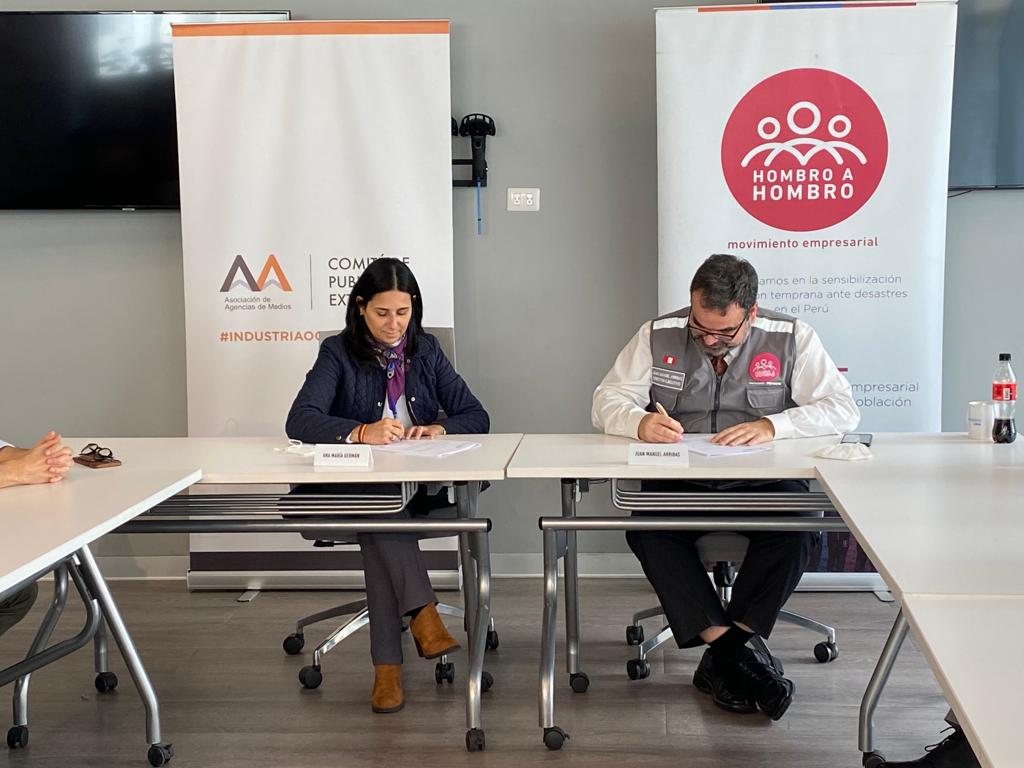 Comité de Publicidad Exterior firma convenio para informar a los peruanos sobre sismos y desastres naturales 2 PHOTO 2022 07 12 15 32 19