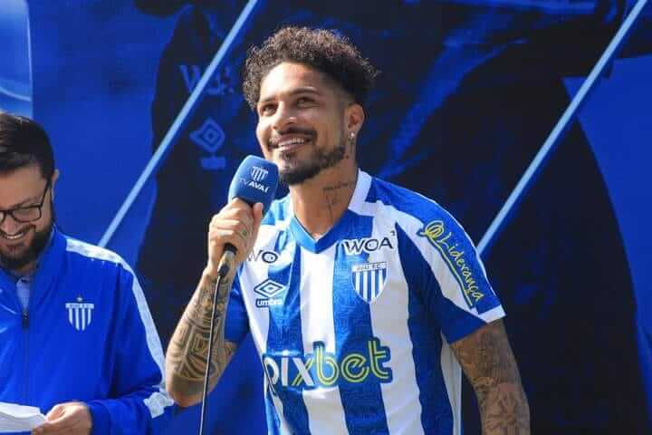 Paolo Guerrero beneficia a la marca Avaí por la gran cantidad de camisetas vendidas con su número 2 Paolo Guerrero Marca Avai 2