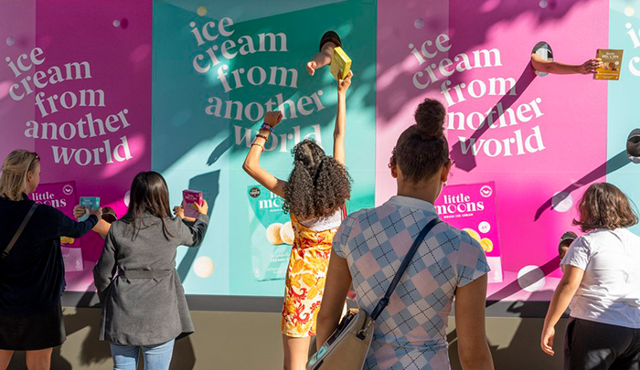 Conoce la valla publicitaria que regala helados a todo el que pase por delante 2 little moons valla 00 700x405 1