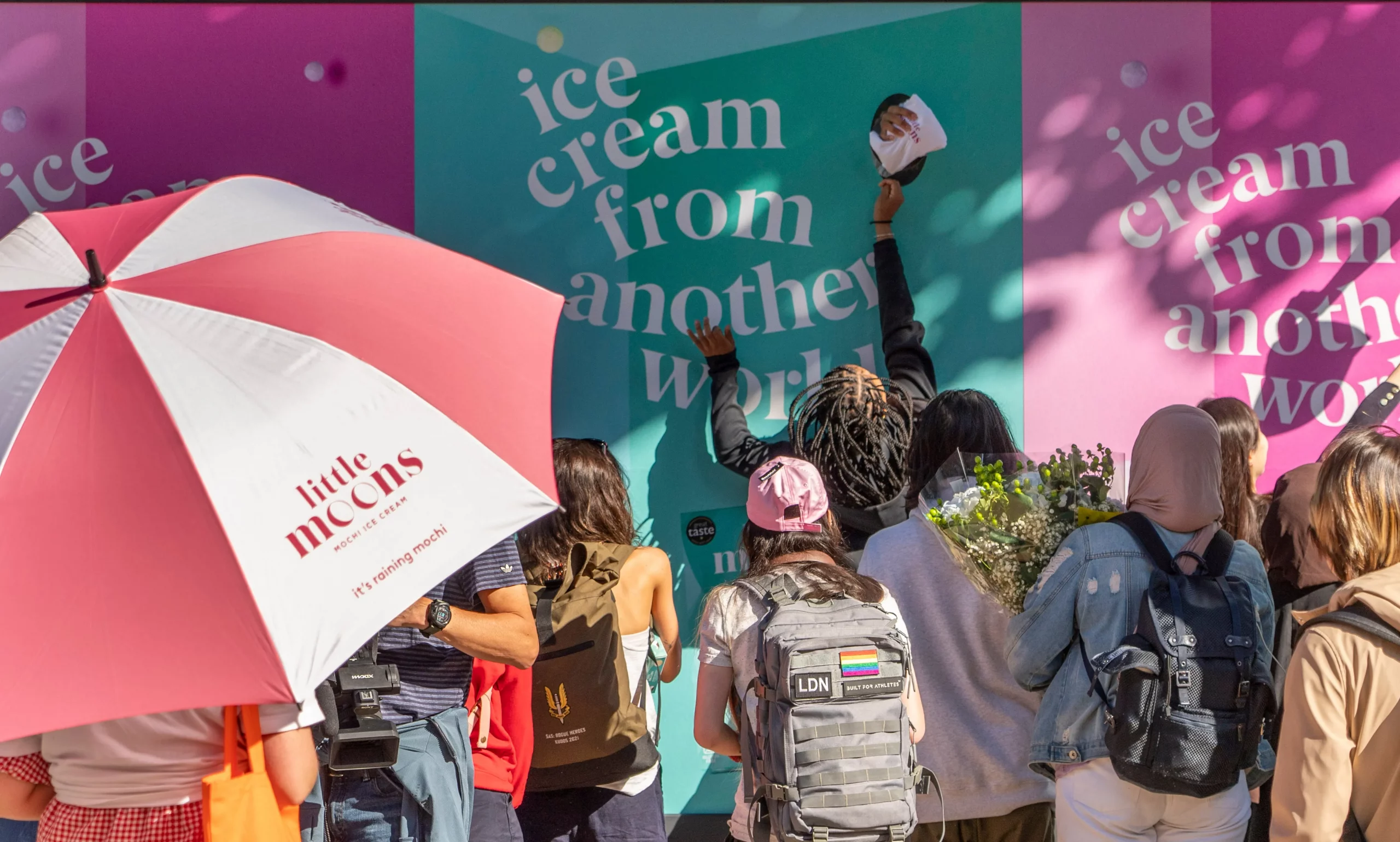 Conoce la valla publicitaria que regala helados a todo el que pase por delante 1 little moons valla 01 scaled