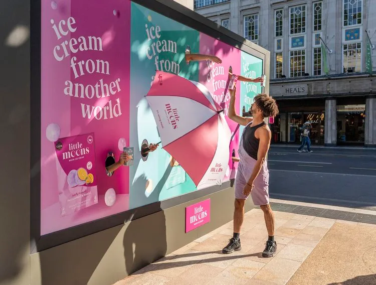 Conoce la valla publicitaria que regala helados a todo el que pase por delante 3 little moons valla 03