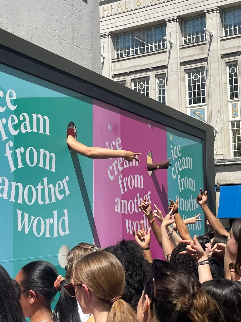 Conoce la valla publicitaria que regala helados a todo el que pase por delante 5 little moons valla 07