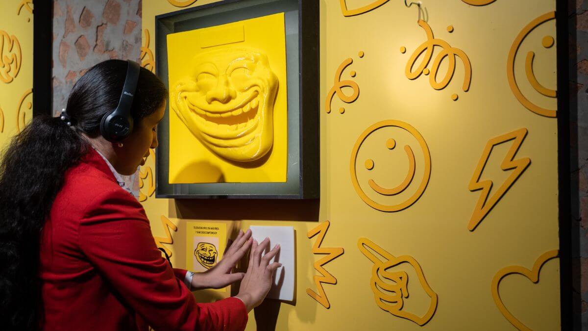 Lanzan exhibición para que personas con discapacidad visual puedan disfrutar de memes