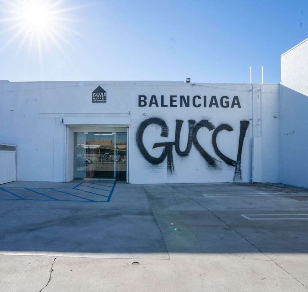 La vez que Gucci pintó grafitis en las tiendas de Balenciaga como parte de su alianza 2 257139863 121221757013812 4037911240117628888 n 1 1 1