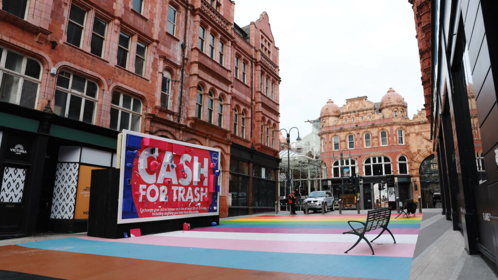 Regalan dispositivos rotos para promocionar iniciativa de reciclaje 4 currys billbaord 1 1