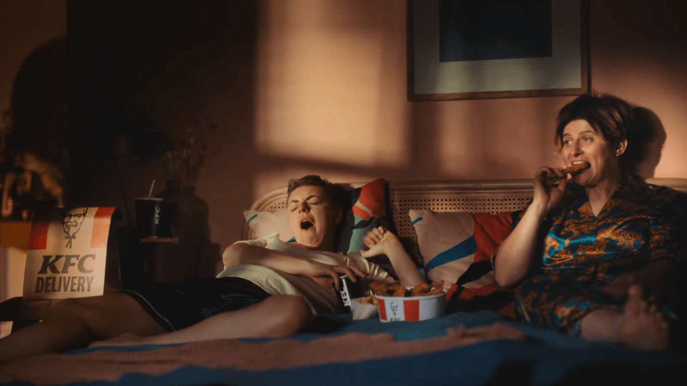 KFC enfatiza en lo maravilloso que es comer pollo frito en la cama 1 KFC enfatiza en lo maravilloso que es comer pollo frito en la cama