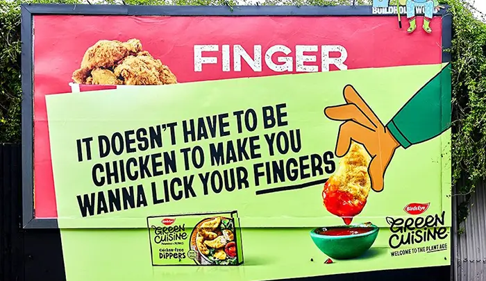 Marca de comida vegana sabotea una valla de KFC 1 kfc greencuisine 01 700x405 1