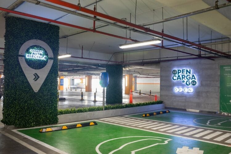 Centro comercial inaugura nueva estación de carga gratuita para autos eléctricos