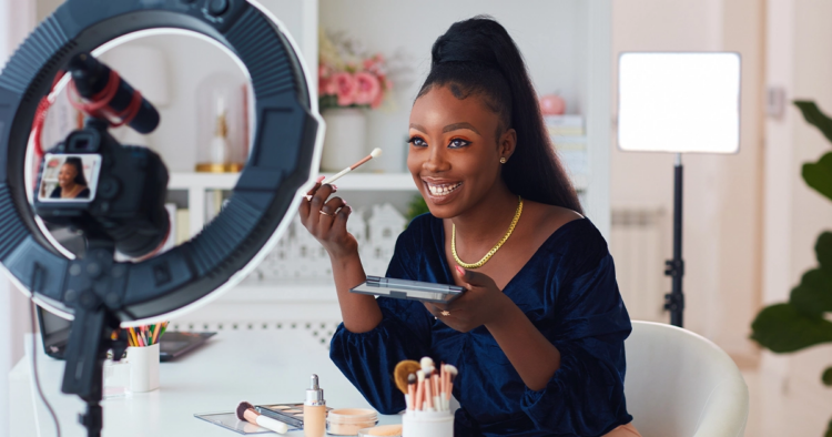 El 53% de consumidores compra o consume productos recomendados por un influencer 1 El 53% de consumidores compra o consume productos recomendados por un influencer