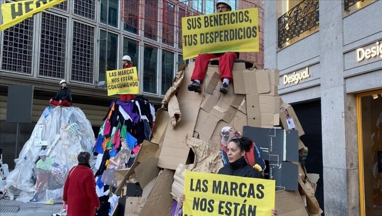 Activistas protestan en Black Friday