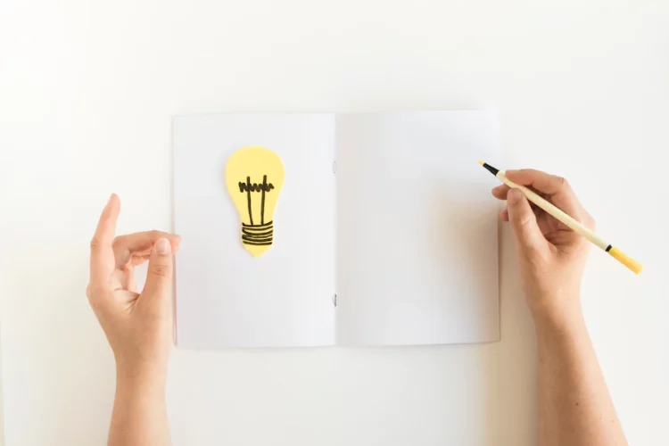 Hablar no cuesta nada y escribir, parece que menos 1 vista angulo alto mano persona escribiendo tarjeta bombilla 23 2147865425