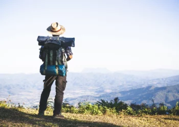 turista cima montana rayos sol hombre usa mochila grande contra luz sol 1150 9121 1