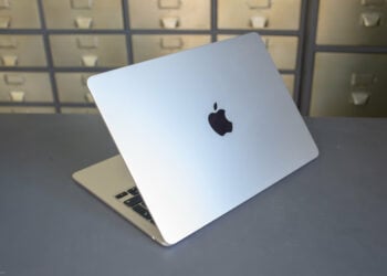 161396 laptops review hands on macbook air review image1 v2jzcb3rqd