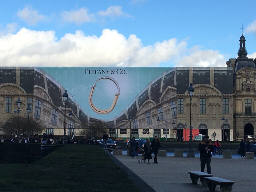 Tiffany & Co. sorprende con publicidad en la fachada del museo Louvre