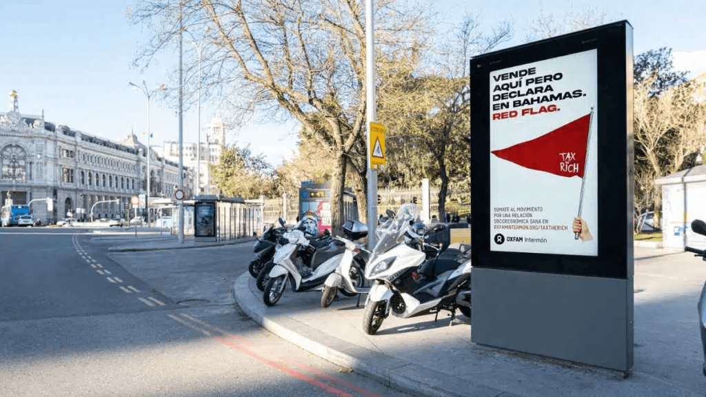 Una red flag gigante para senalar una brecha gigante senala la desigualdad en Madrid 2