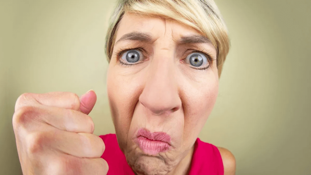 Empresa alquila “señoras problemáticas” para que hagan reclamos incómodos por ti