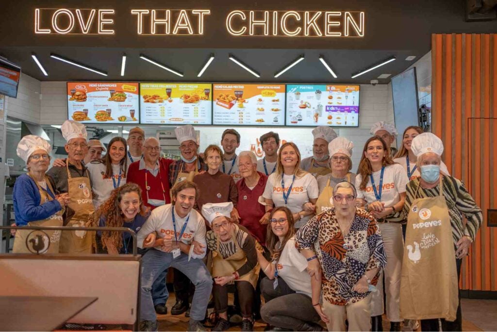 "Más A-Pollo", el proyecto social de Popeyes para aliviar la soledad de los adultos mayores 2 “Más A-Pollo”, el proyecto social de Popeyes para aliviar la soledad de los adultos mayores