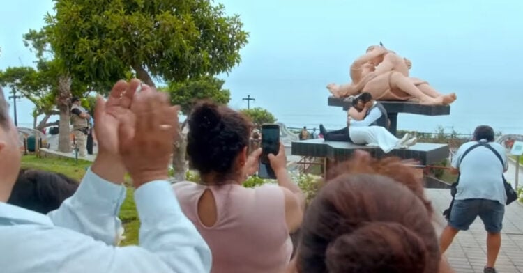 escultura de El Beso