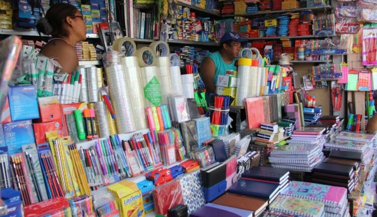¿Cuánto gastan en promedio los peruanos al comprar la lista de útiles escolares?
