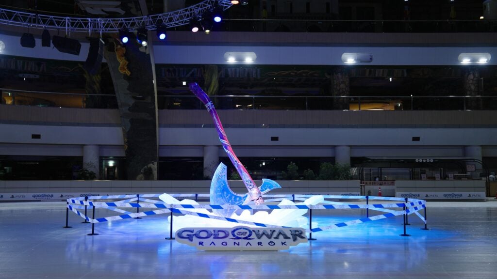 PlayStation estrena campaña lanzando un hacha gigante en el centro de Londres 2 FnthYShagAEABox