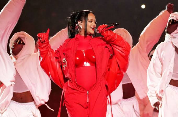 Los negocios de Rihanna, la cantante femenina más rica del mundo 2 Los segundos de Rihanna promocionando su marca de maquillaje en el Super Bowl