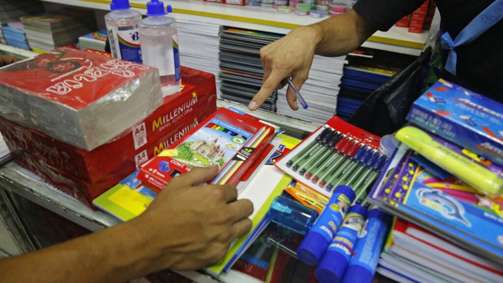 ¿Cuánto gastan en promedio los peruanos al comprar la lista de útiles escolares?