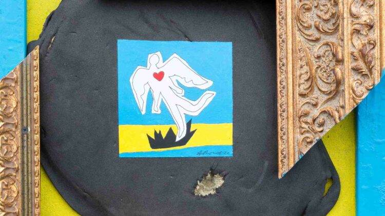 Un proyecto convierte los chalecos antibalas de los soldados ucranianos en obras de arte 1 artarmor portada