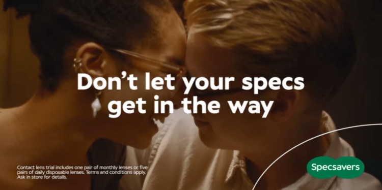 San Valentín: Esta campaña habla sobre lo incómodo que puede ser besar con lentes