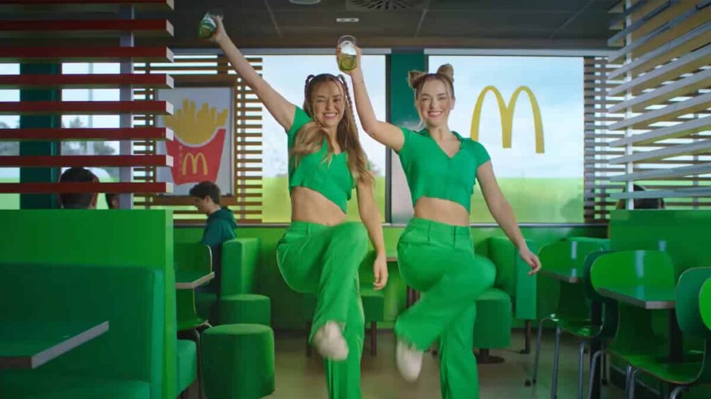 Con transiciones estilo TikTok, McDonald’s y Coca-Cola promocionan colaboración