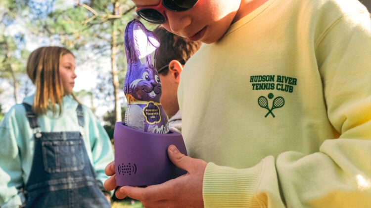 Milka crea sistema para que niños ciegos experimenten la búsqueda de huevos de Pascua